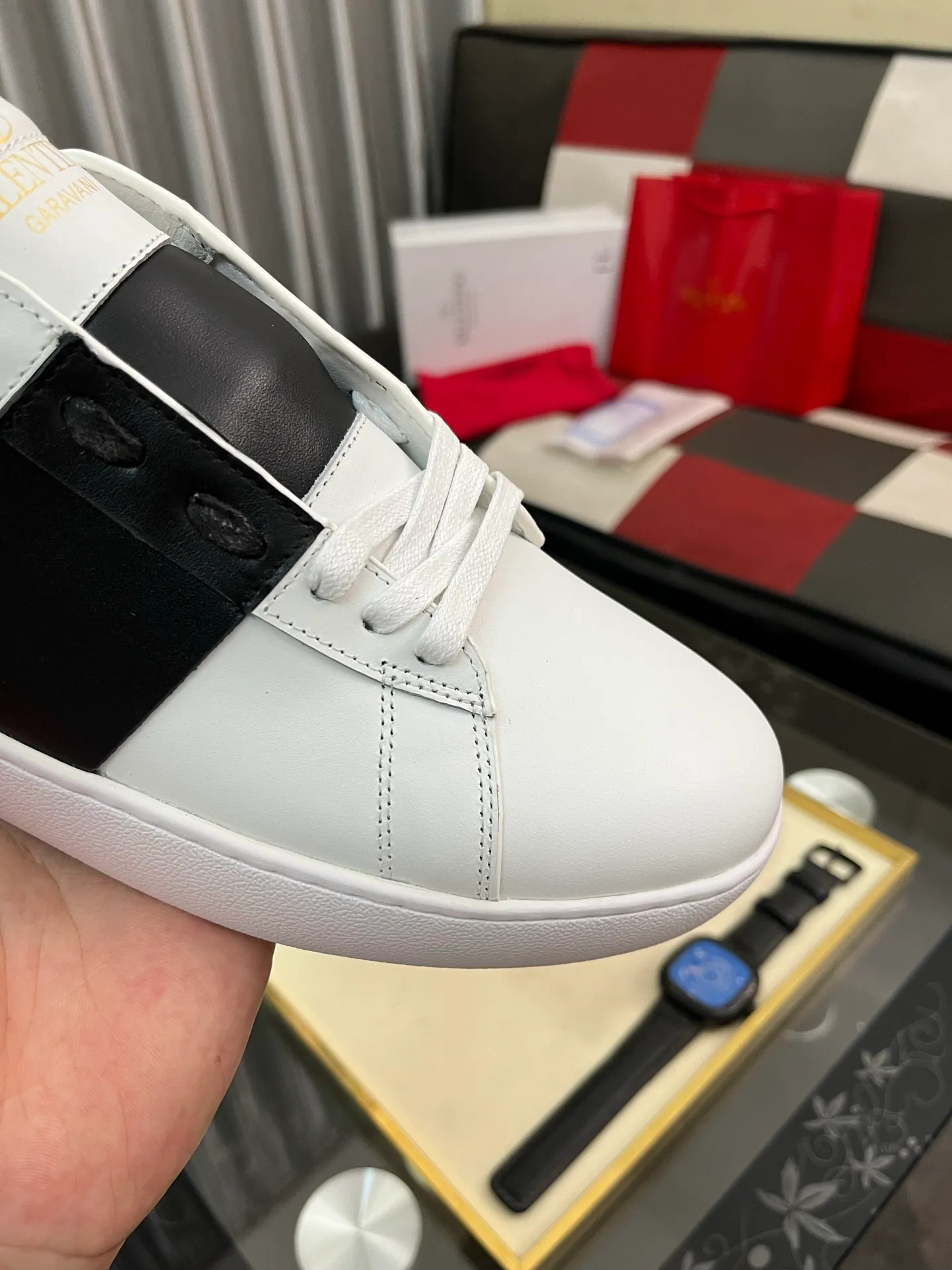 Men's shoes💰420⌚️⌚️Valentino white shoes⚡️Original replicas are coming👉Many pictures of the feet of Internet celebrities🔥Authentic Hong Kong purchased for HKD 5,500⚠️All parts are genuine molds, refuse to look at pictures to make goods👊The upper is made of top-grained cowhide➕3D printed. Water-dyed cow lining inside + cowhide feet, code number: 38-44